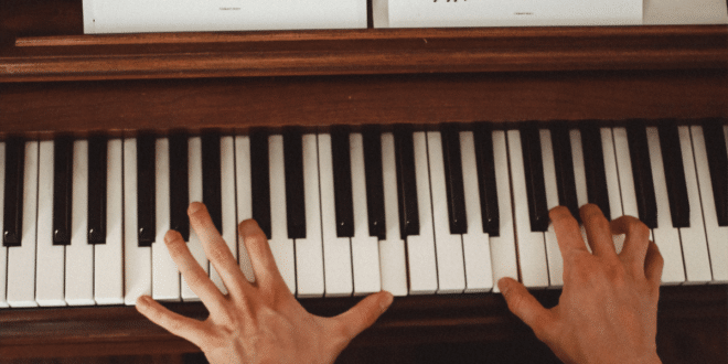 Quels sont les avantages d'apprendre le piano pour le développement personnel ?